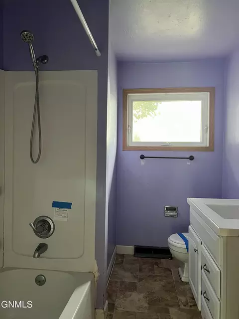 Bath - 820 8th Ave SE, Sidney, MT 59270 photo 1 of 2
