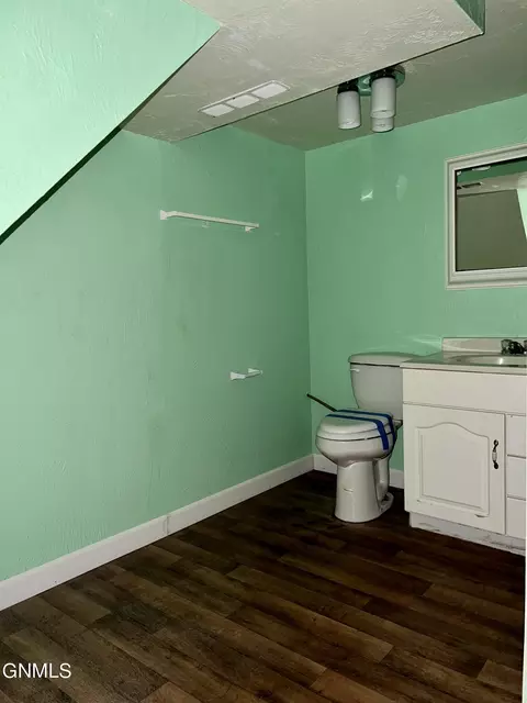 Bath - 820 8th Ave SE, Sidney, MT 59270 photo 2 of 2