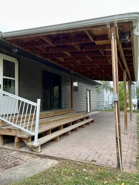 Exterior - 820 8th Ave SE, Sidney, MT 59270 photo 3 of 5
