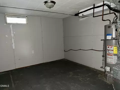 Exterior - 820 8th Ave SE, Sidney, MT 59270 photo 2 of 5