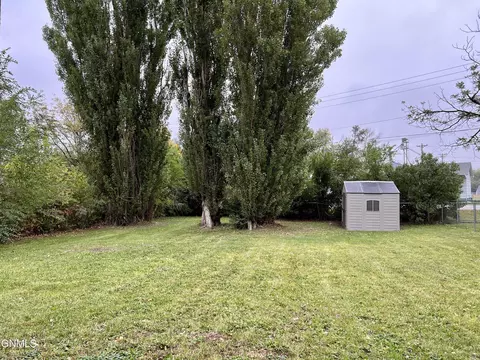 Exterior - 820 8th Ave SE, Sidney, MT 59270 photo 4 of 5
