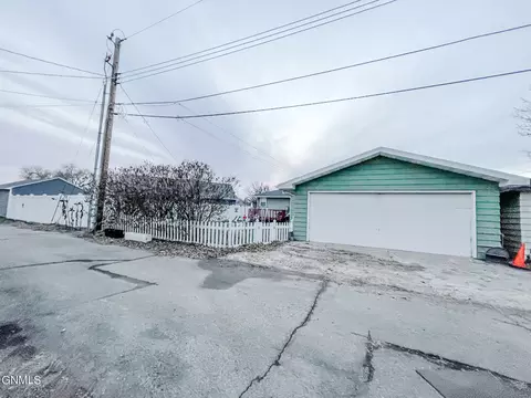 1108 5th Ave W, Williston, ND 58801 photo 4