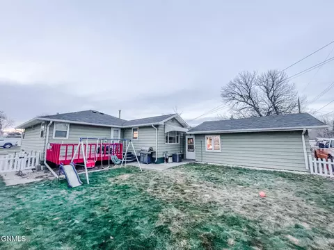1108 5th Ave W, Williston, ND 58801 photo 2