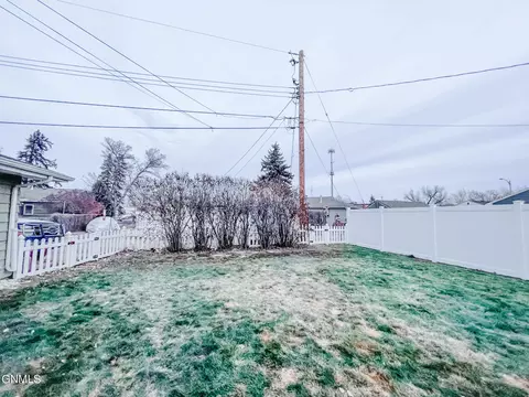 1108 5th Ave W, Williston, ND 58801 photo 3
