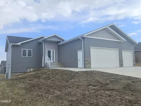 5327 Onyx Dr, Bismarck, ND 58503