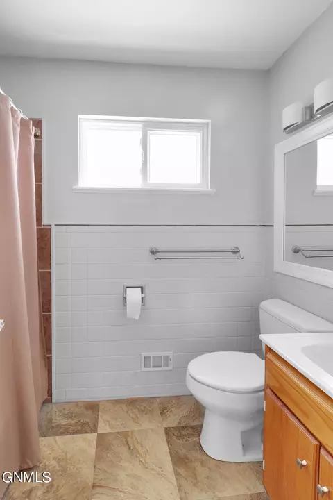 Bath - 1710 22nd St W, Williston, ND 58801 photo 2 of 4