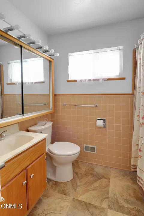 Bath - 1710 22nd St W, Williston, ND 58801 photo 3 of 4