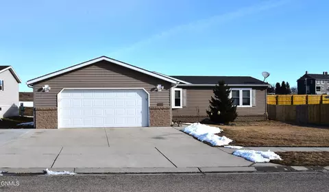 3818 Greensboro Dr, Bismarck, ND 58503
