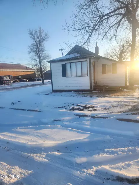 110 3rd St S, Glen Ullin, ND 58631