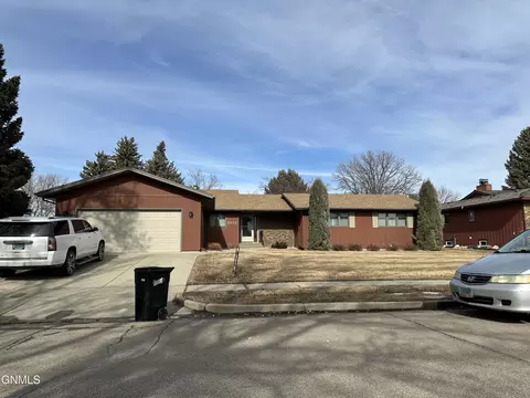 1932 Grandview Ln, Bismarck, ND 58503