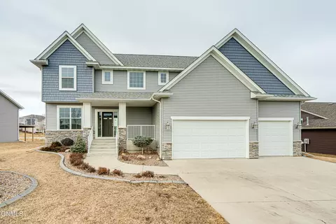 4812 Feldspar Dr, Bismarck, ND 58503