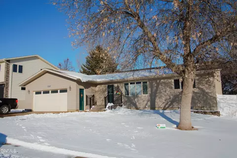 708 16th Ave NW, Mandan, ND 58554
