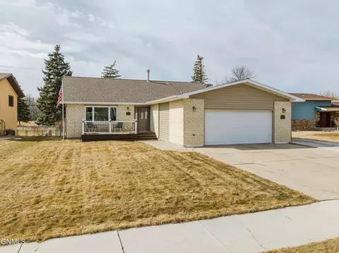 640 Birchwood Dr, Bismarck, ND 58504