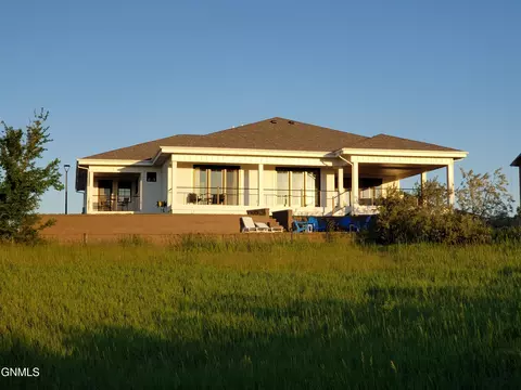 Exterior - 6812 Fairview Dr, Williston, ND 58801 photo 6 of 20