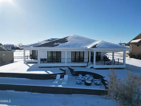 Exterior - 6812 Fairview Dr, Williston, ND 58801 photo 18 of 20
