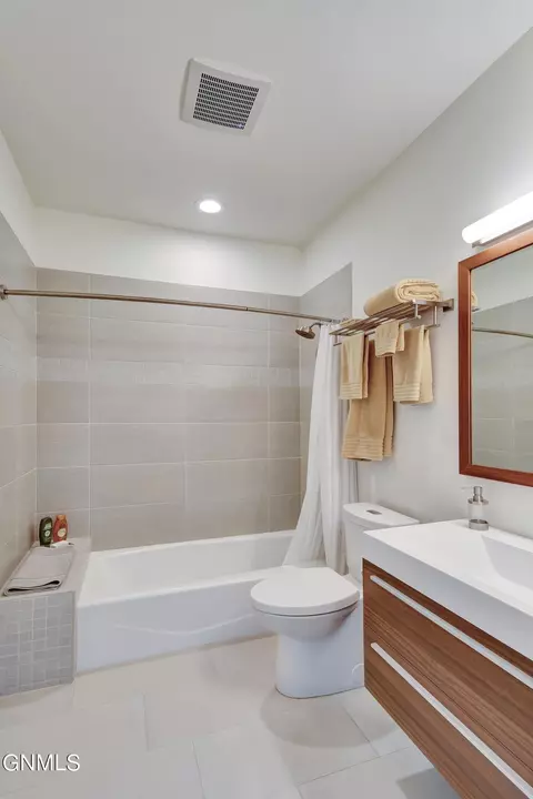 Bath - 6812 Fairview Dr, Williston, ND 58801 photo 3 of 5