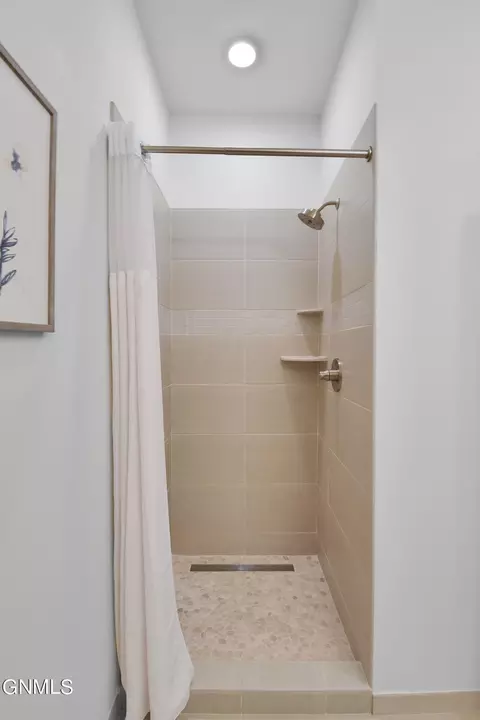 Bath - 6812 Fairview Dr, Williston, ND 58801 photo 5 of 5