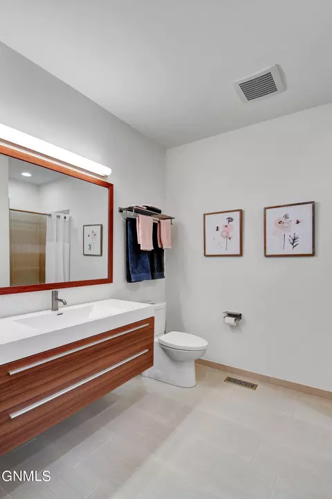Bath - 6812 Fairview Dr, Williston, ND 58801 photo 4 of 5