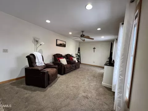 614 9th Ave SE, Stanley, ND 58784 photo 2