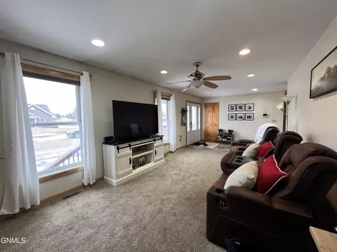614 9th Ave SE, Stanley, ND 58784 photo 3