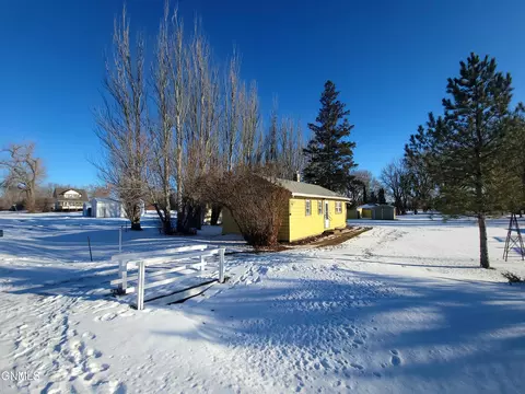 420 N Bismarck St, Hebron, ND 58638
