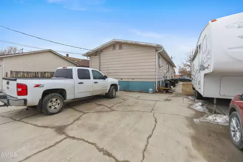 413 4th Ave E, Williston, ND 58801 photo 3