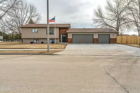 1909 Billings Dr, Bismarck, ND 58504