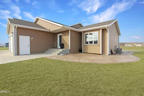 7002 Beaver Creek Rd, Bismarck, ND 58504