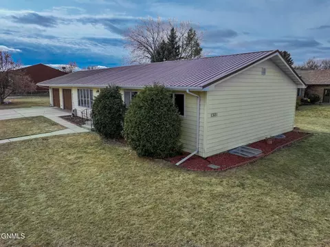 1301 22nd St W, Williston, ND 58801 photo 3