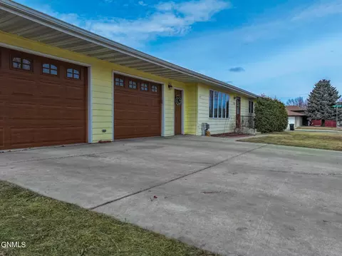 1301 22nd St W, Williston, ND 58801 photo 2