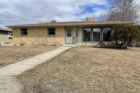 1308 5th Ave NW, Jamestown, ND 58401