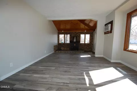 Exterior - 622 2nd St SE, Sidney, MT 59270 photo 3 of 5