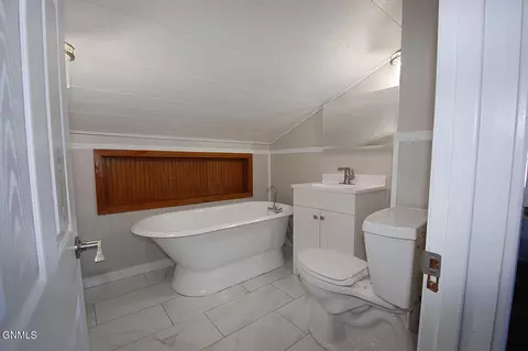 Bath - 622 2nd St SE, Sidney, MT 59270 photo 2 of 2
