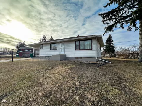 218 2nd St N, Fessenden, ND 58438