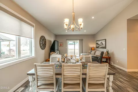 4230 Cumberland Loop, Bismarck, ND 58503 photo 19