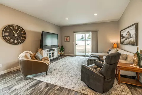 4230 Cumberland Loop, Bismarck, ND 58503 photo 20
