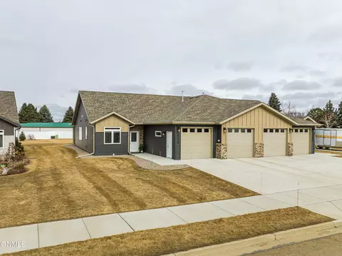 4230 Cumberland Loop, Bismarck, ND 58503