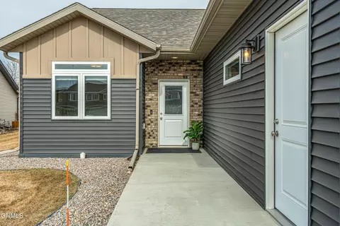 4230 Cumberland Loop, Bismarck, ND 58503 photo 2