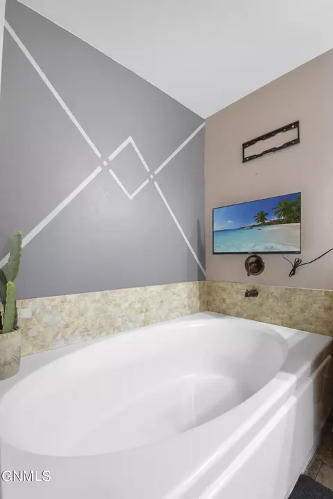 Bath - 13684 Hawthorn Loop, Williston, ND 58801 photo 3 of 5