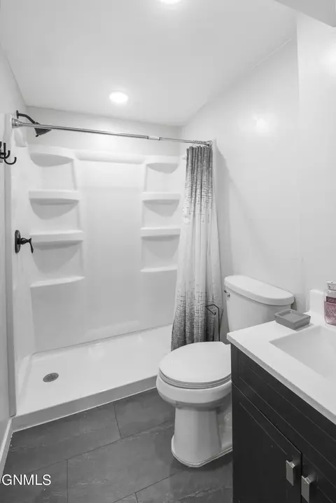 Bath - 13684 Hawthorn Loop, Williston, ND 58801 photo 5 of 5