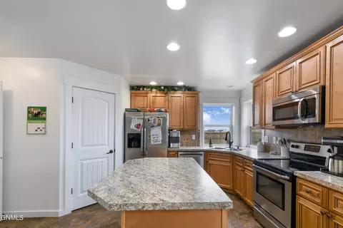 Kitchen - 13684 Hawthorn Loop, Williston, ND 58801 photo 3 of 5