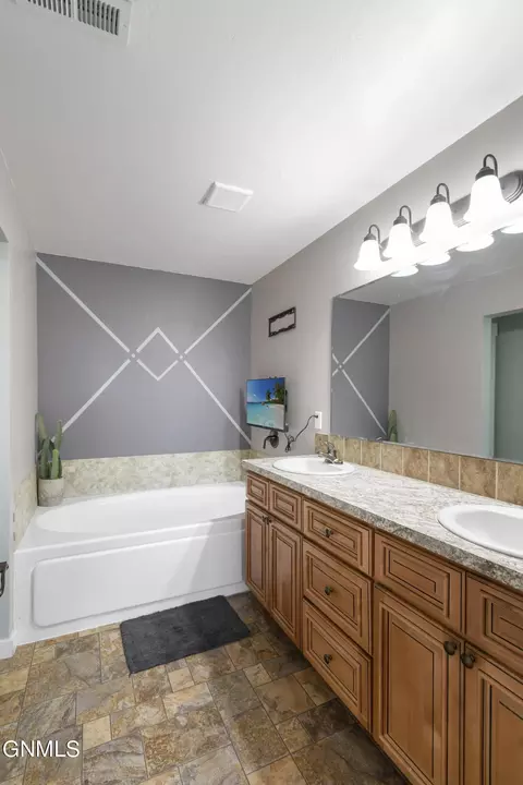 Bath - 13684 Hawthorn Loop, Williston, ND 58801 photo 2 of 5