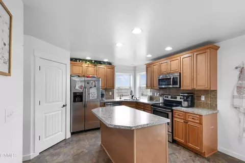 Kitchen - 13684 Hawthorn Loop, Williston, ND 58801 photo 2 of 5