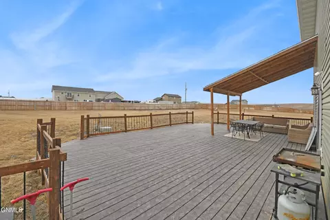 Exterior - 13684 Hawthorn Loop, Williston, ND 58801 photo 3 of 6