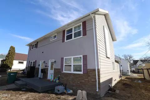 302 5th Ave NW, Mandan, ND 58554