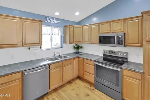 Kitchen - 2010 23rd St W, Williston, ND 58801 photo 2 of 7
