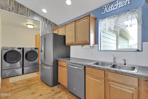 Kitchen - 2010 23rd St W, Williston, ND 58801 photo 4 of 7
