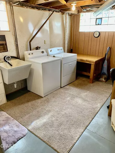 215 4th Ave W, Williston, ND 58801 photo 34