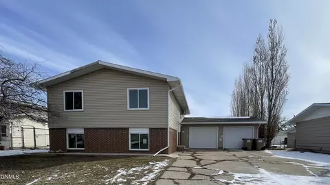 2030 Skyline Dr NW, Minot, ND 58703