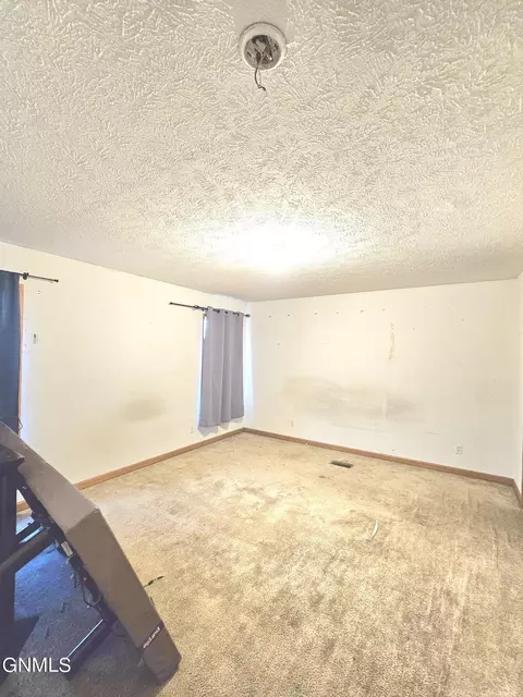 2216 35th Ter W, Williston, ND 58801 photo 12